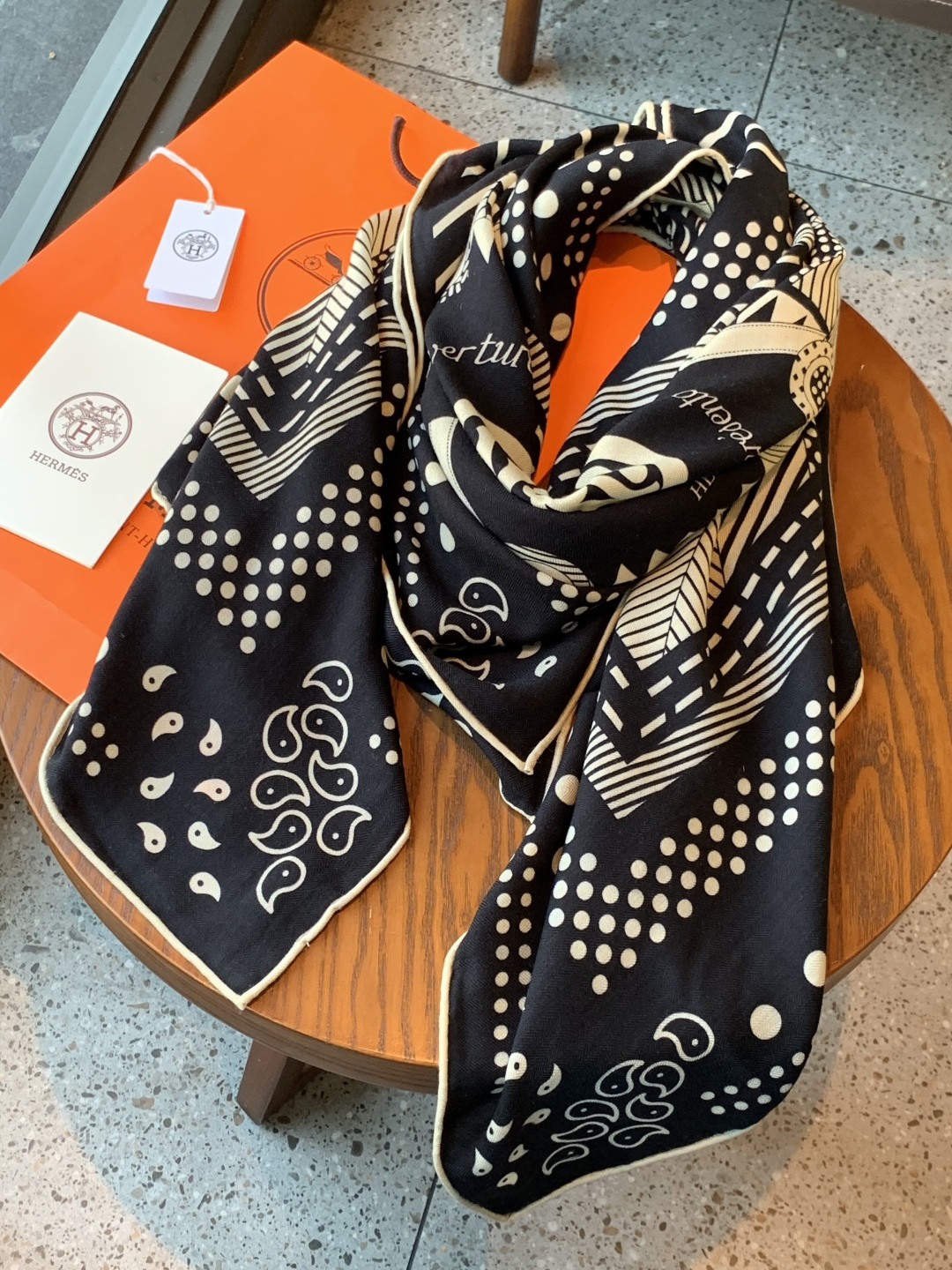 💟上新🆕💕手工卷边！羊绒和真丝混纺披肩（70%羊绒30%桑蚕丝）。这款披肩采用经典山羊绒和真丝混纺面料，