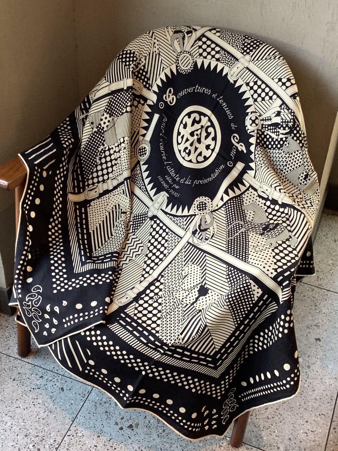 💟上新🆕💕手工卷边！羊绒和真丝混纺披肩（70%羊绒30%桑蚕丝）。这款披肩采用经典山羊绒和真丝混纺面料，