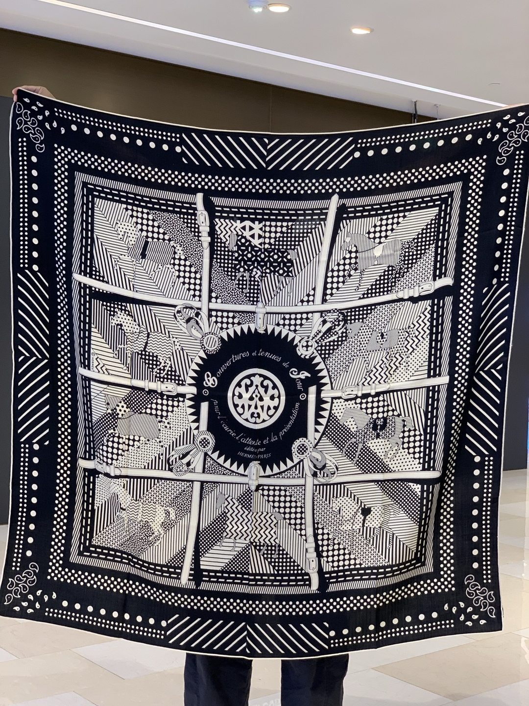 💟上新🆕💕手工卷边！羊绒和真丝混纺披肩（70%羊绒30%桑蚕丝）。这款披肩采用经典山羊绒和真丝混纺面料，