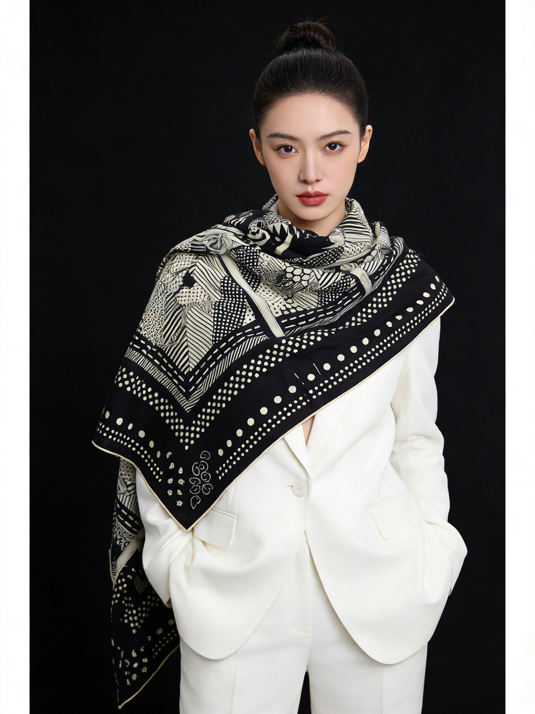 💟上新🆕💕手工卷边！羊绒和真丝混纺披肩（70%羊绒30%桑蚕丝）。这款披肩采用经典山羊绒和真丝混纺面料，