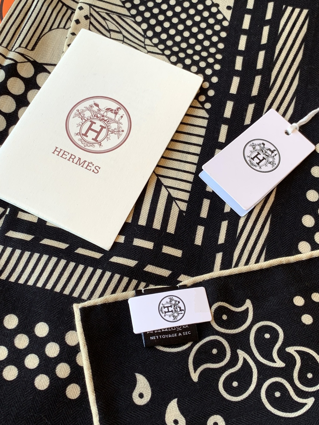 💟上新🆕💕手工卷边！羊绒和真丝混纺披肩（70%羊绒30%桑蚕丝）。这款披肩采用经典山羊绒和真丝混纺面料，