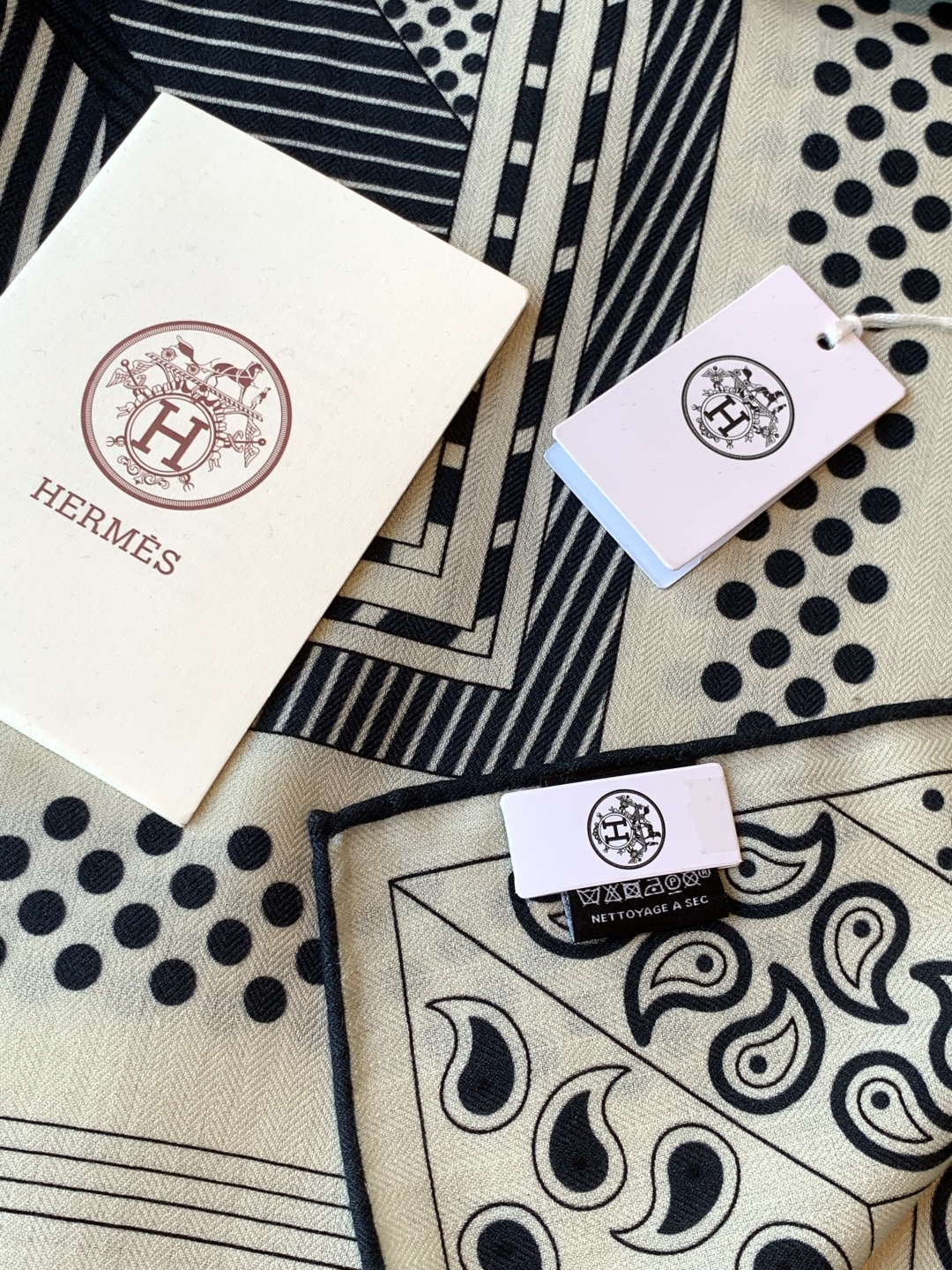 💟上新🆕💕手工卷边！羊绒和真丝混纺披肩（70%羊绒30%桑蚕丝）。这款披肩采用经典山羊绒和真丝混纺面料，