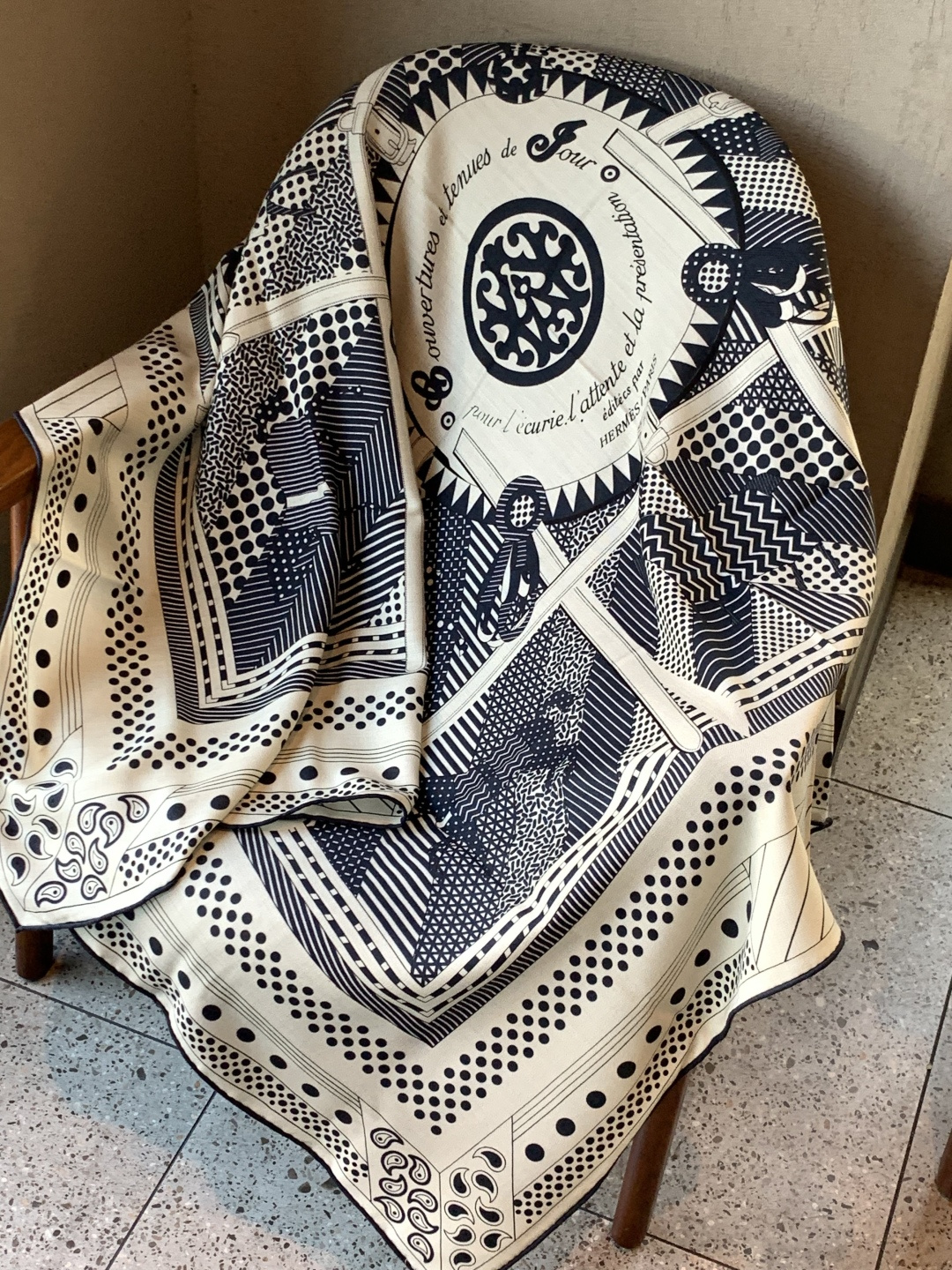 💟上新🆕💕手工卷边！羊绒和真丝混纺披肩（70%羊绒30%桑蚕丝）。这款披肩采用经典山羊绒和真丝混纺面料，