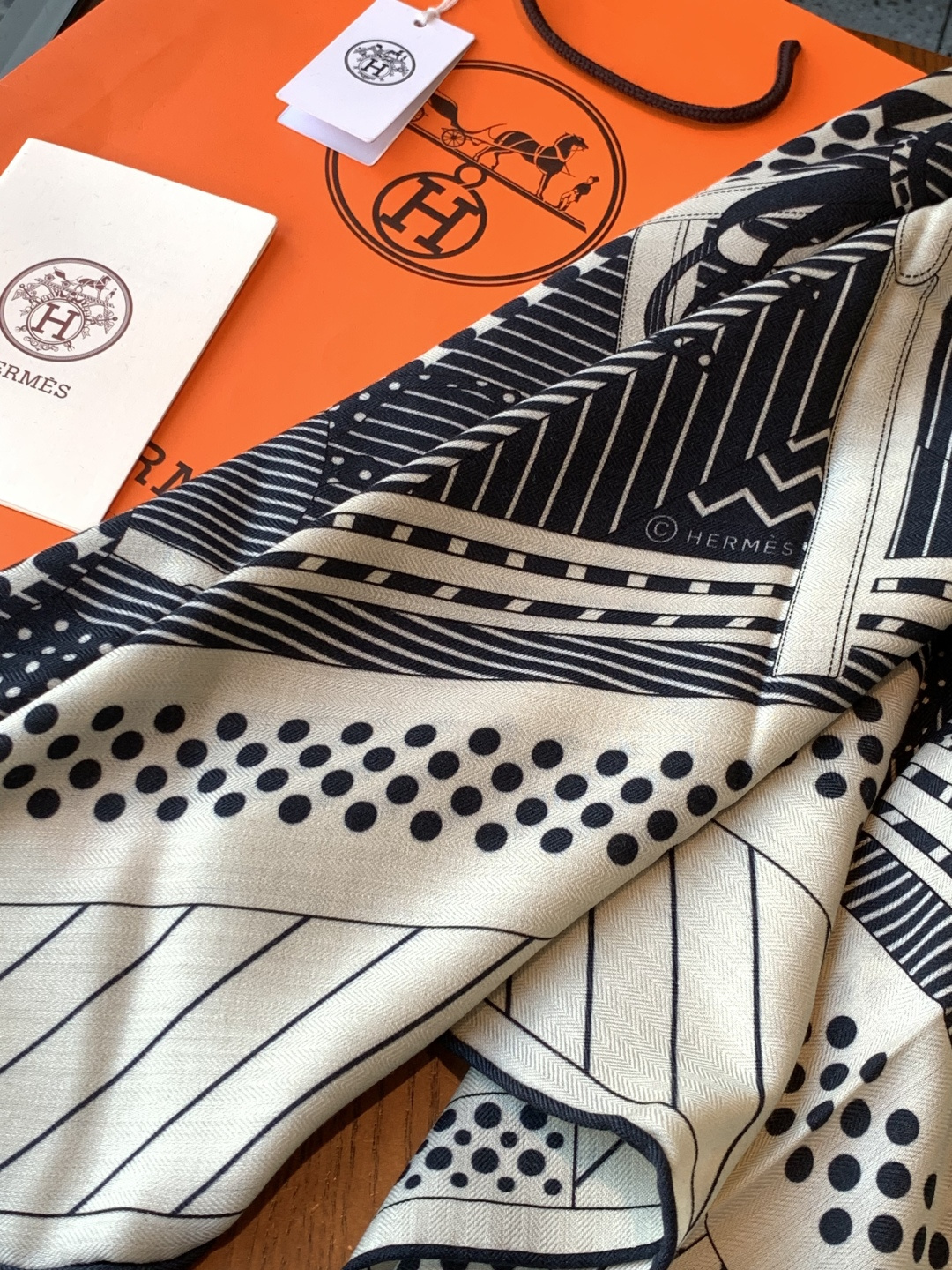 💟上新🆕💕手工卷边！羊绒和真丝混纺披肩（70%羊绒30%桑蚕丝）。这款披肩采用经典山羊绒和真丝混纺面料，