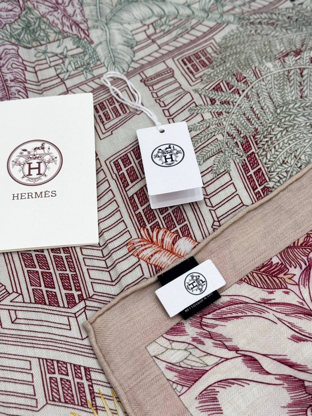 重磅推荐的140顶级丝绒双面异色披肩《回归自然》 披肩尺寸：140*140方巾 70%羊绒30%真丝这张