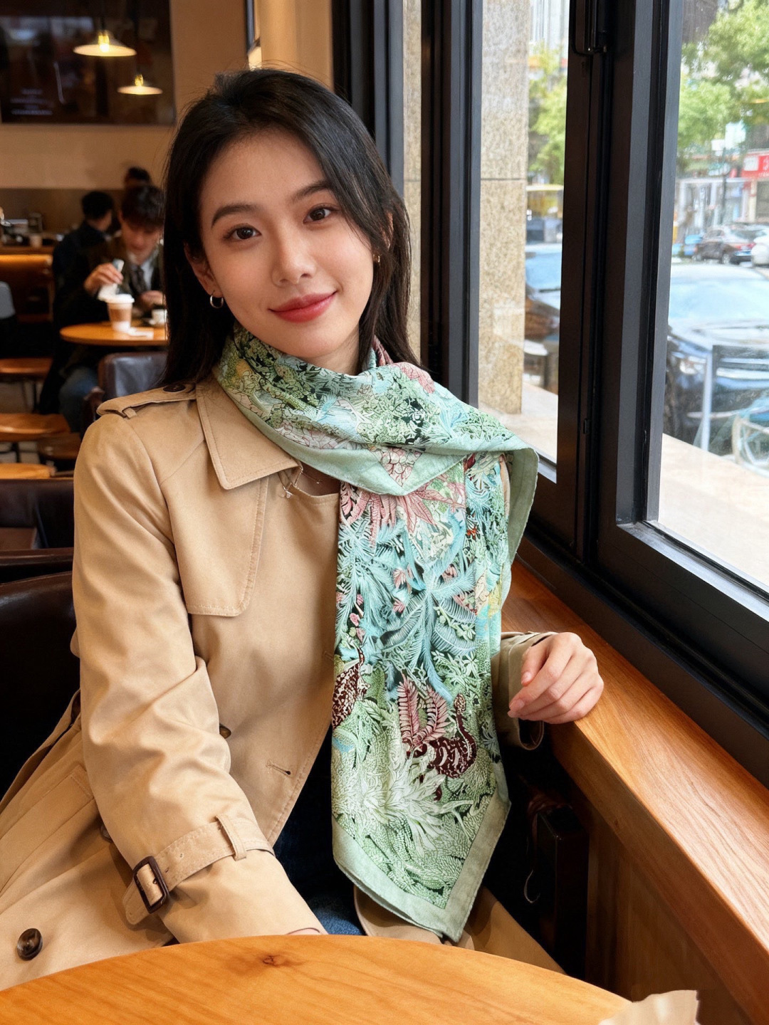 重磅推荐的140顶级丝绒双面异色披肩《回归自然》 披肩尺寸：140*140方巾 70%羊绒30%真丝这张