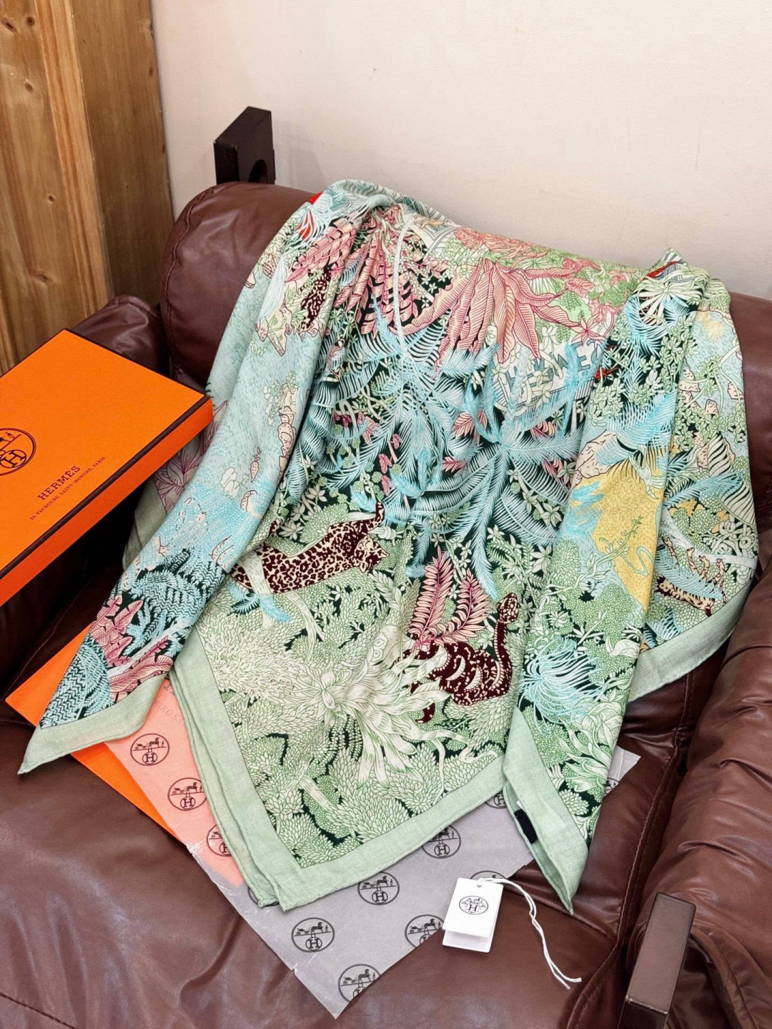 重磅推荐的140顶级丝绒双面异色披肩《回归自然》 披肩尺寸：140*140方巾 70%羊绒30%真丝这张