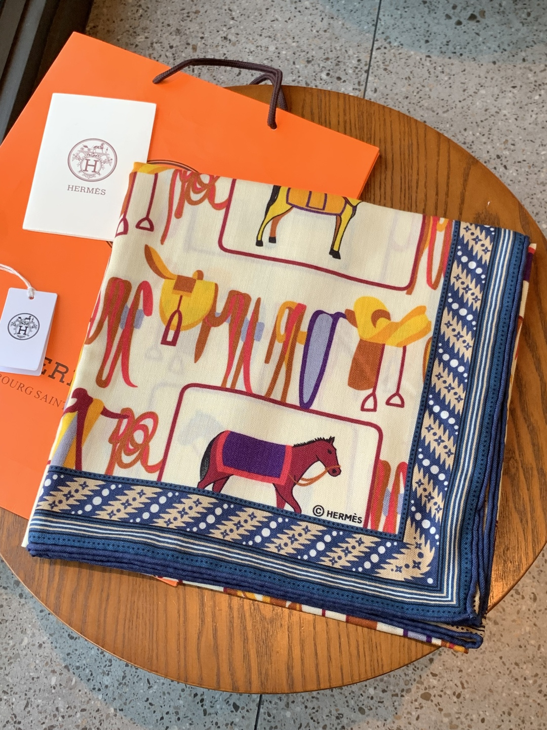 ✨✨【双面同色 丝毛款】H家羊绒新款 买了都说好看‼️推荐💕【骏马披挂 140】羊绒方巾‼️H家ZG爆款