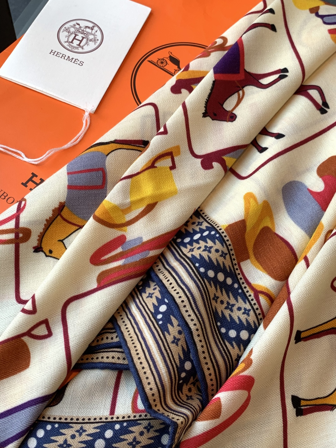 ✨✨【双面同色 丝毛款】H家羊绒新款 买了都说好看‼️推荐💕【骏马披挂 140】羊绒方巾‼️H家ZG爆款