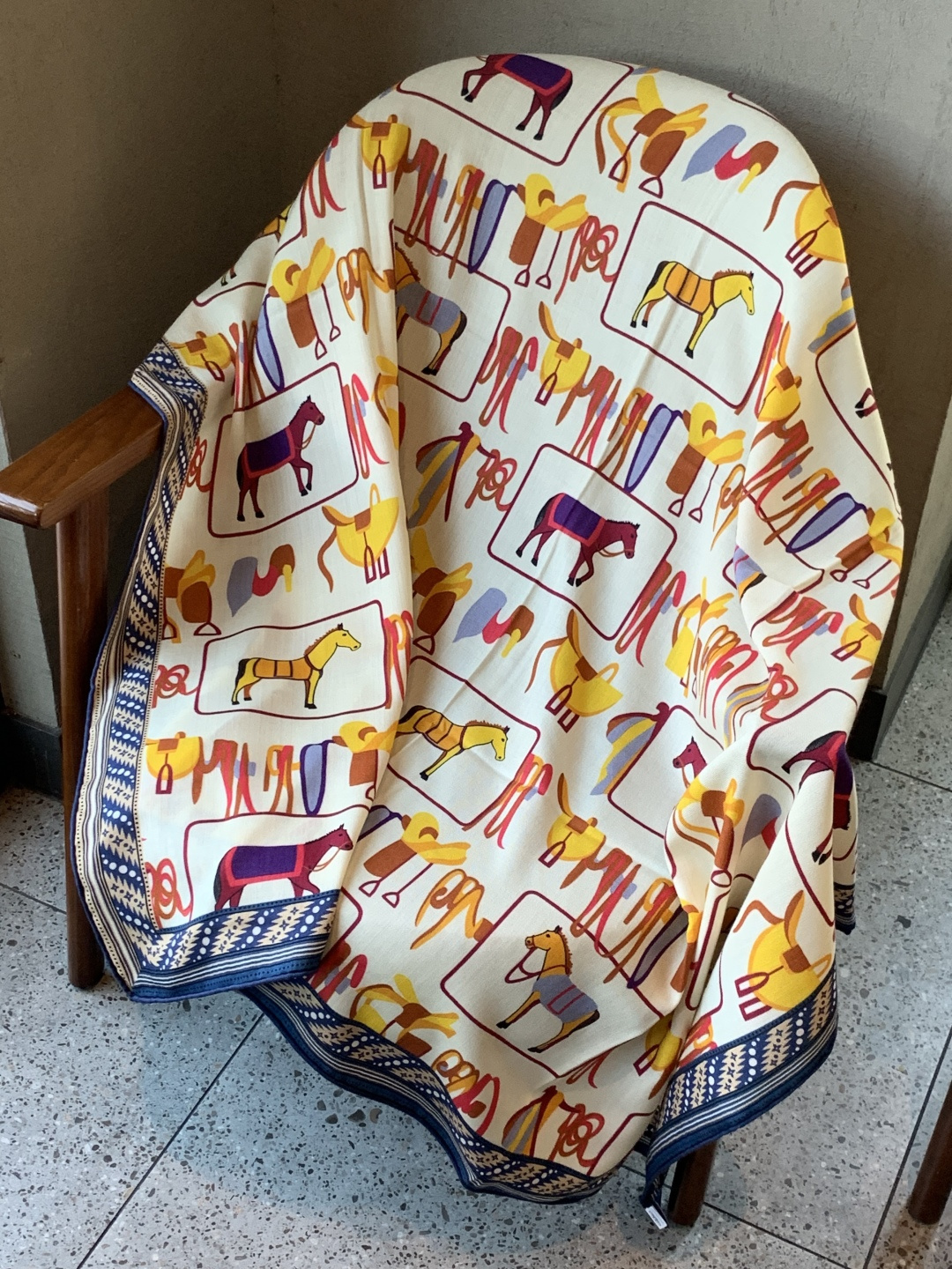 ✨✨【双面同色 丝毛款】H家羊绒新款 买了都说好看‼️推荐💕【骏马披挂 140】羊绒方巾‼️H家ZG爆款