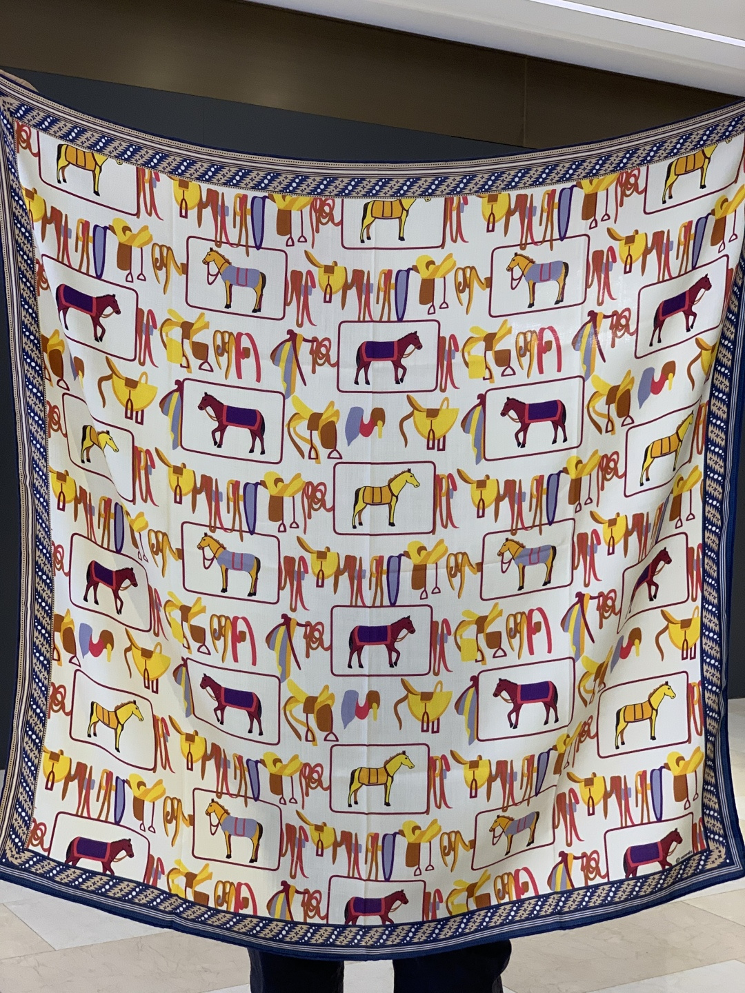 ✨✨【双面同色 丝毛款】H家羊绒新款 买了都说好看‼️推荐💕【骏马披挂 140】羊绒方巾‼️H家ZG爆款