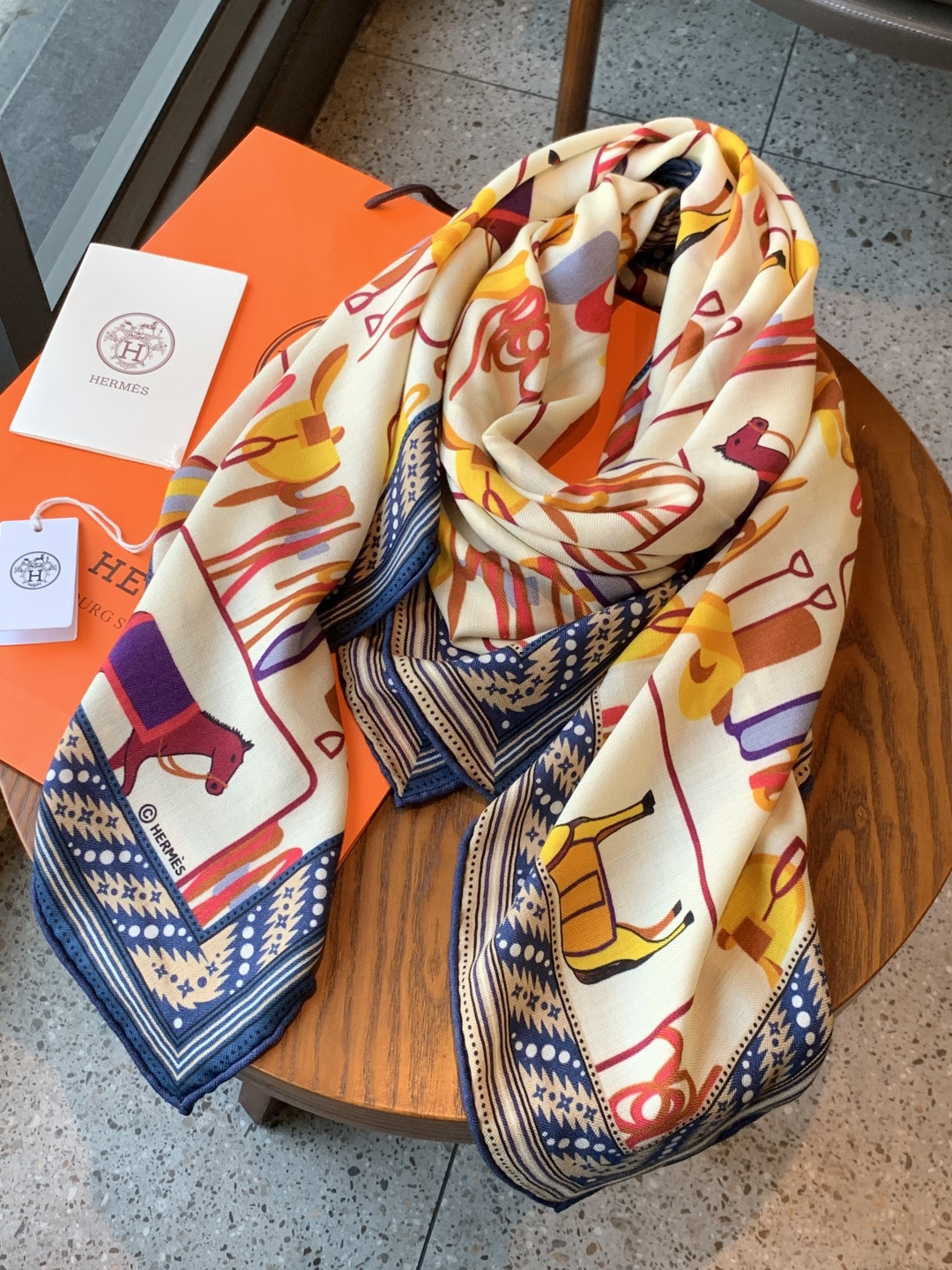 ✨✨【双面同色 丝毛款】H家羊绒新款 买了都说好看‼️推荐💕【骏马披挂 140】羊绒方巾‼️H家ZG爆款