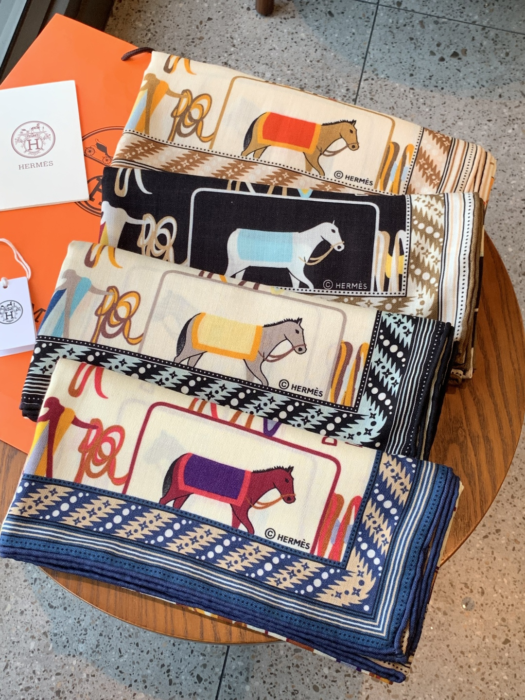 ✨✨【双面同色 丝毛款】H家羊绒新款 买了都说好看‼️推荐💕【骏马披挂 140】羊绒方巾‼️H家ZG爆款