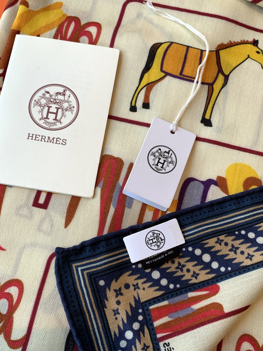 ✨✨【双面同色 丝毛款】H家羊绒新款 买了都说好看‼️推荐💕【骏马披挂 140】羊绒方巾‼️H家ZG爆款