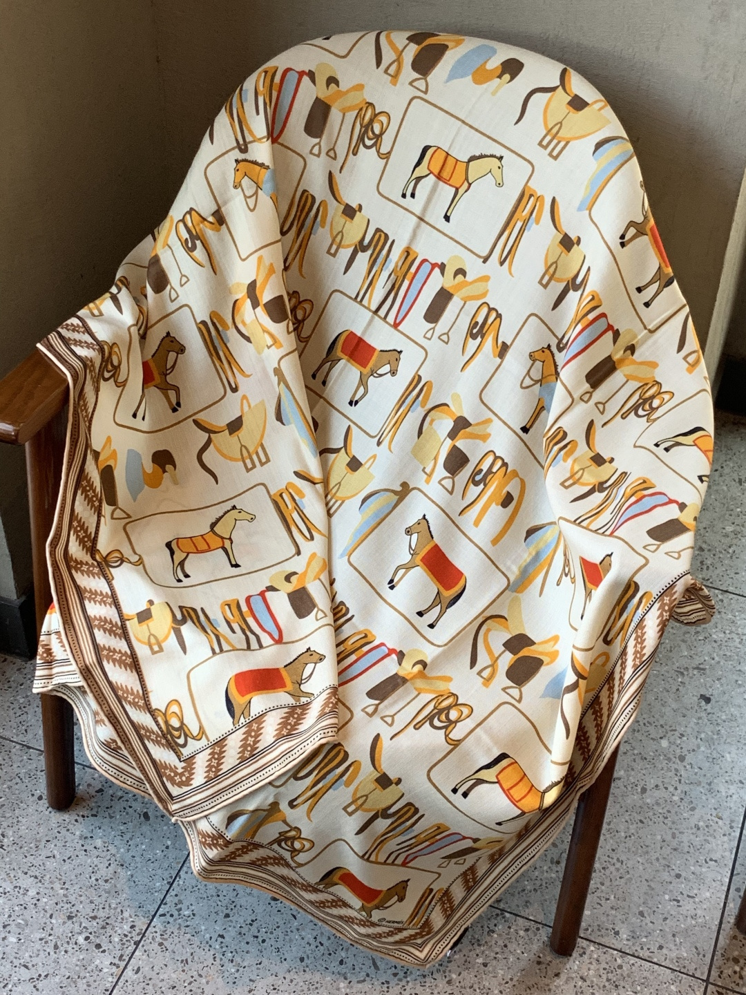 ✨✨【双面同色 丝毛款】H家羊绒新款 买了都说好看‼️推荐💕【骏马披挂 140】羊绒方巾‼️H家ZG爆款