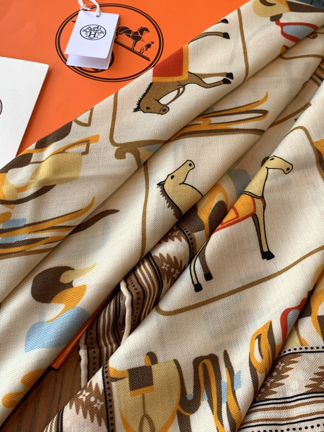 ✨✨【双面同色 丝毛款】H家羊绒新款 买了都说好看‼️推荐💕【骏马披挂 140】羊绒方巾‼️H家ZG爆款