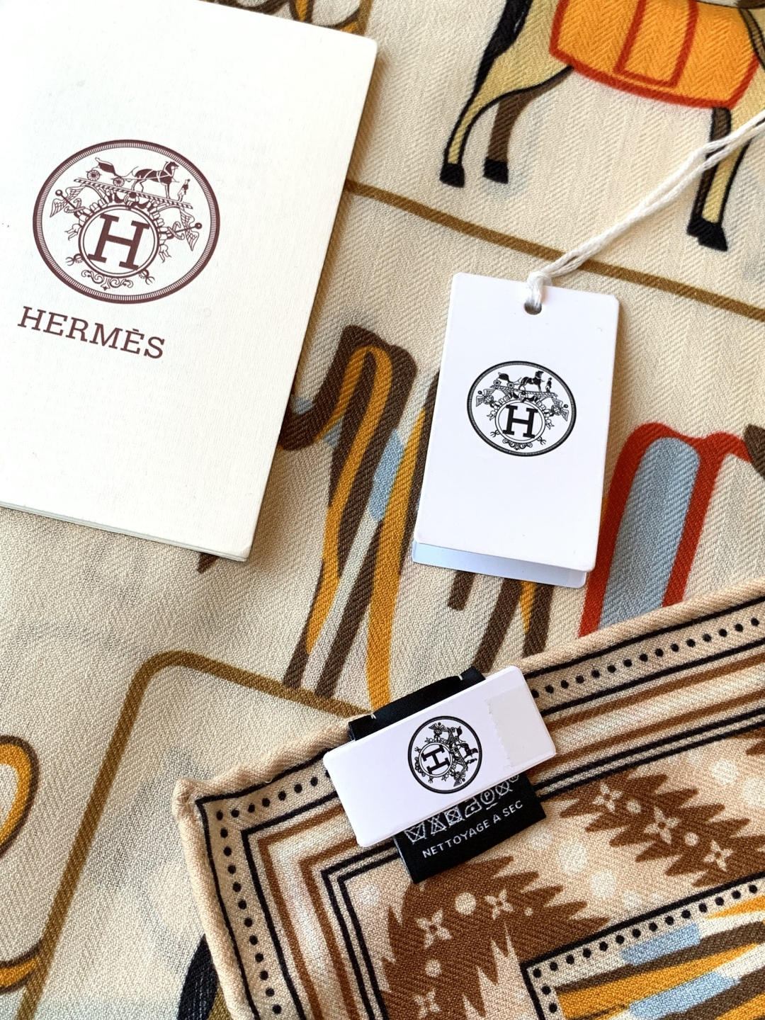 ✨✨【双面同色 丝毛款】H家羊绒新款 买了都说好看‼️推荐💕【骏马披挂 140】羊绒方巾‼️H家ZG爆款