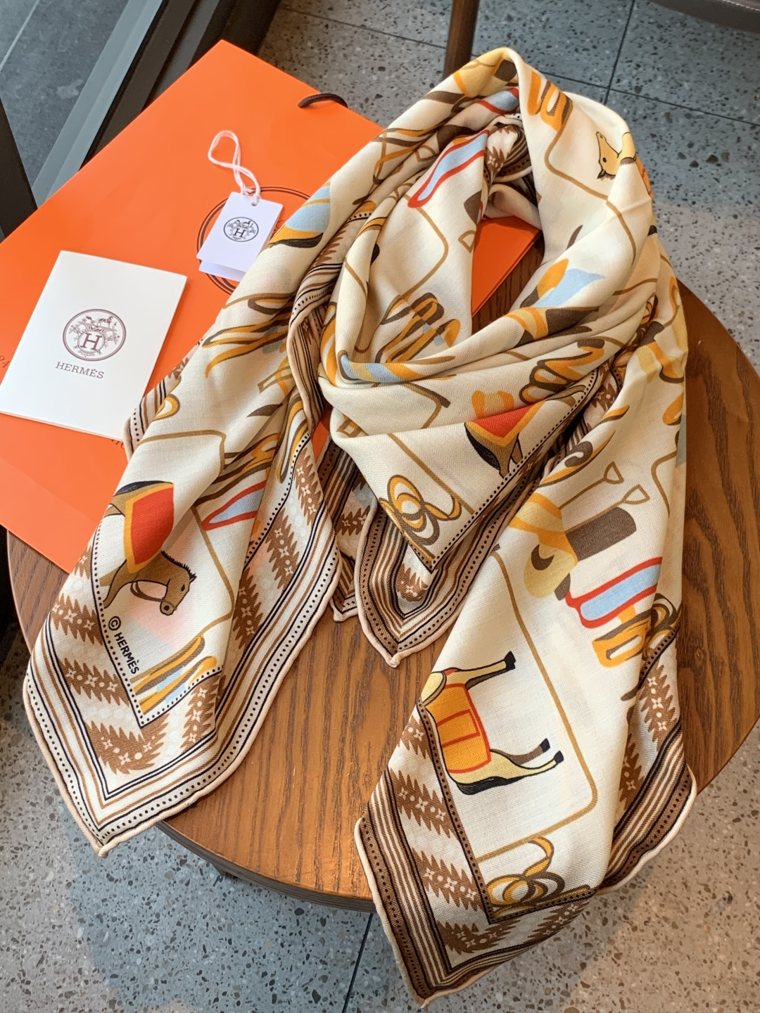 ✨✨【双面同色 丝毛款】H家羊绒新款 买了都说好看‼️推荐💕【骏马披挂 140】羊绒方巾‼️H家ZG爆款