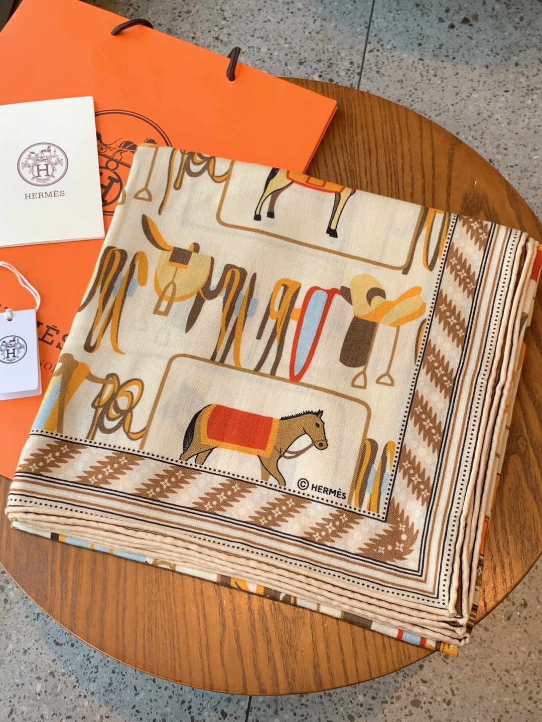 ✨✨【双面同色 丝毛款】H家羊绒新款 买了都说好看‼️推荐💕【骏马披挂 140】羊绒方巾‼️H家ZG爆款