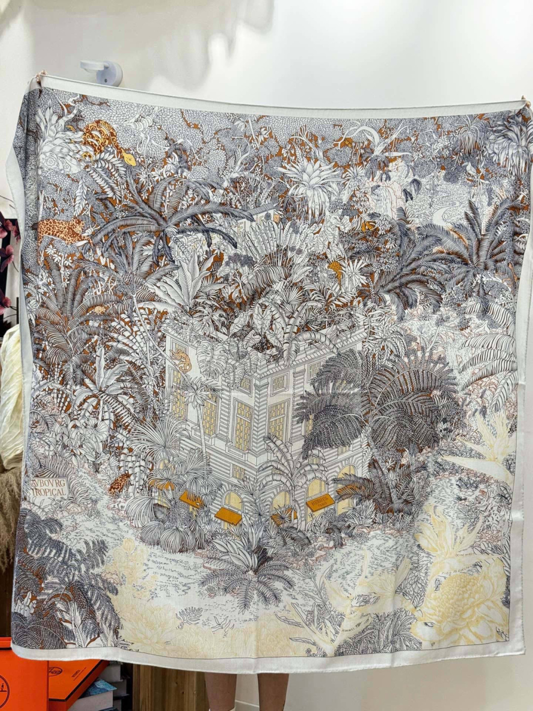 重磅推荐的140顶级丝绒双面异色披肩《回归自然》 披肩尺寸：140*140方巾 70%羊绒30%真丝这张