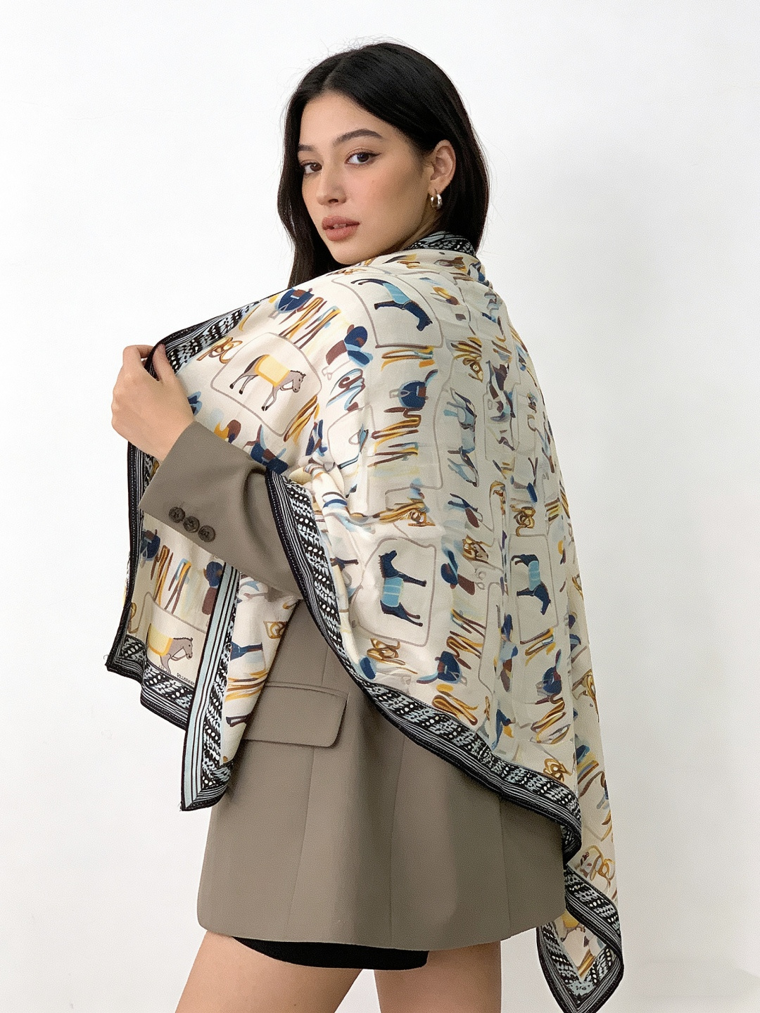 ✨✨【双面同色 丝毛款】H家羊绒新款 买了都说好看‼️推荐💕【骏马披挂 140】羊绒方巾‼️H家ZG爆款