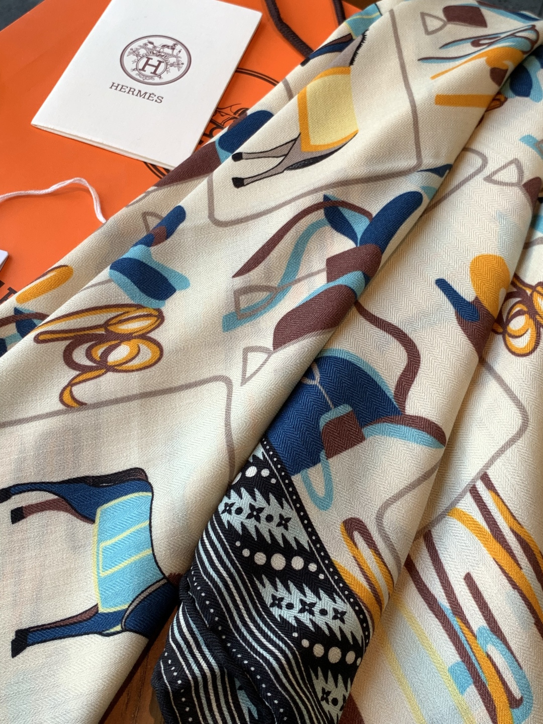 ✨✨【双面同色 丝毛款】H家羊绒新款 买了都说好看‼️推荐💕【骏马披挂 140】羊绒方巾‼️H家ZG爆款