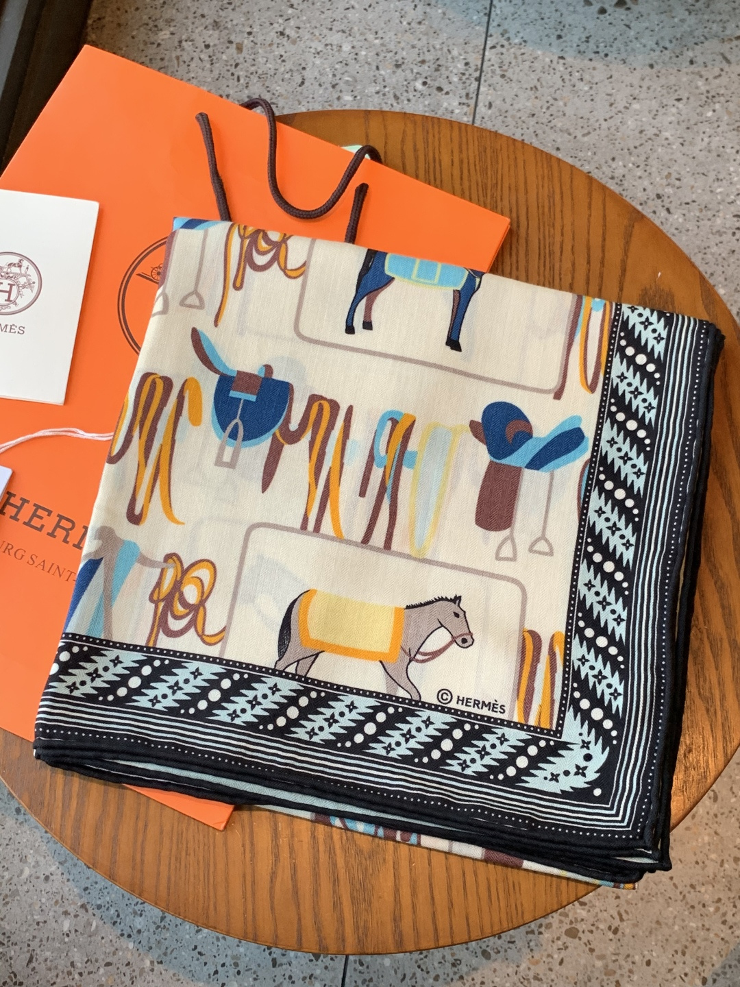 ✨✨【双面同色 丝毛款】H家羊绒新款 买了都说好看‼️推荐💕【骏马披挂 140】羊绒方巾‼️H家ZG爆款