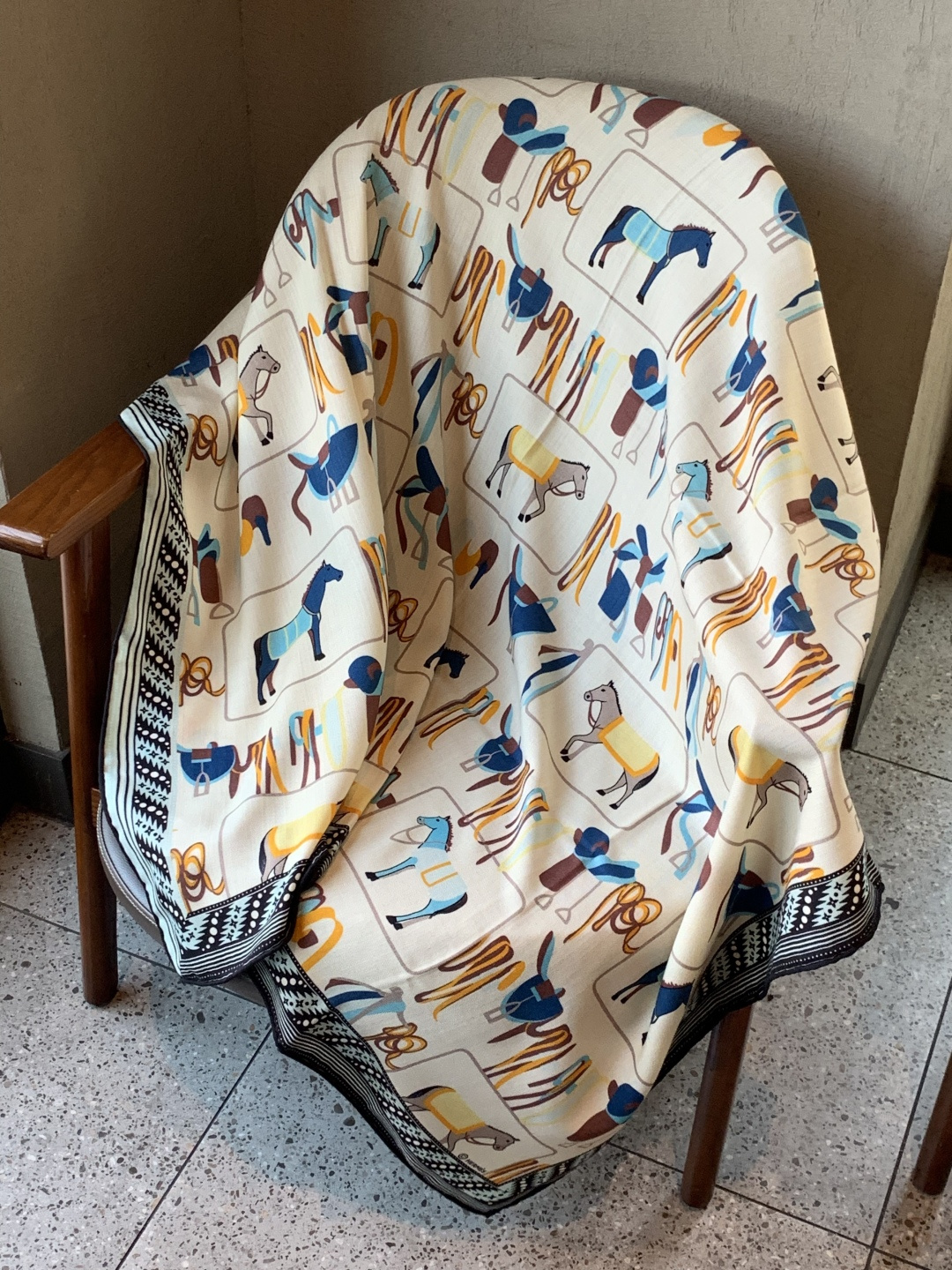 ✨✨【双面同色 丝毛款】H家羊绒新款 买了都说好看‼️推荐💕【骏马披挂 140】羊绒方巾‼️H家ZG爆款