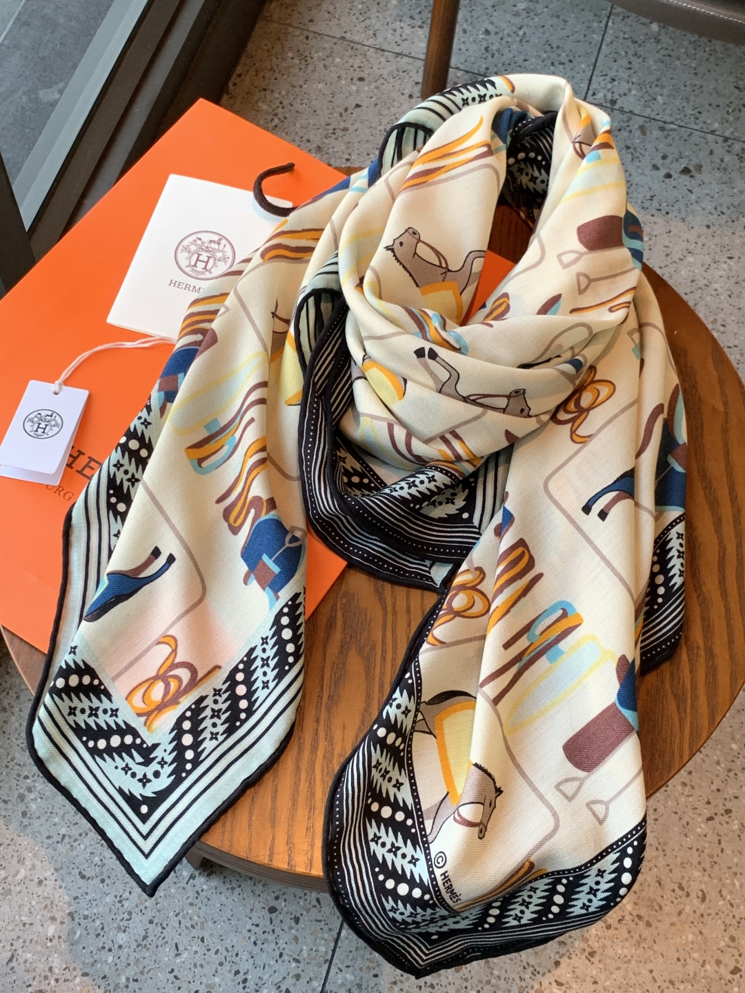 ✨✨【双面同色 丝毛款】H家羊绒新款 买了都说好看‼️推荐💕【骏马披挂 140】羊绒方巾‼️H家ZG爆款