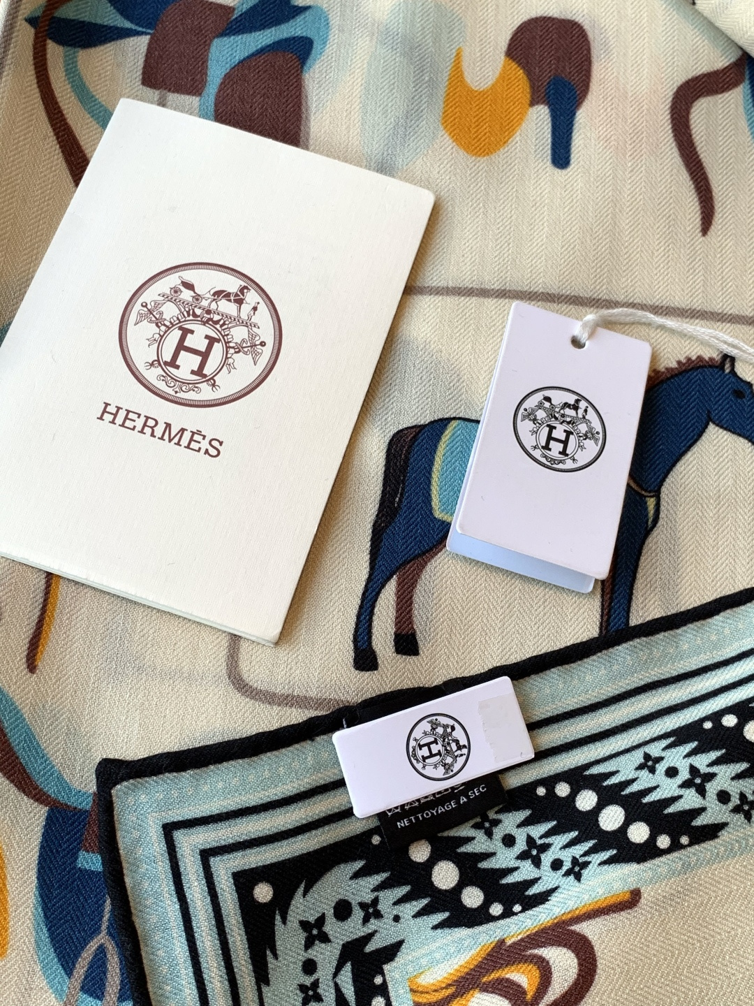 ✨✨【双面同色 丝毛款】H家羊绒新款 买了都说好看‼️推荐💕【骏马披挂 140】羊绒方巾‼️H家ZG爆款