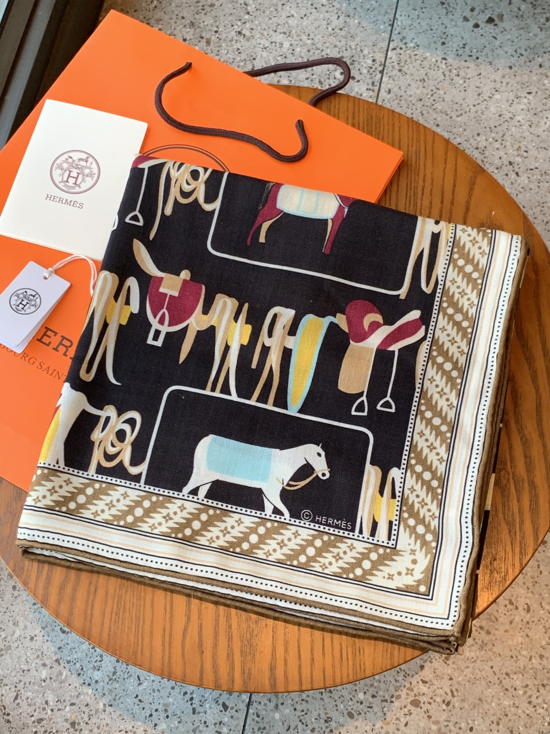 ✨✨【双面同色 丝毛款】H家羊绒新款 买了都说好看‼️推荐💕【骏马披挂 140】羊绒方巾‼️H家ZG爆款