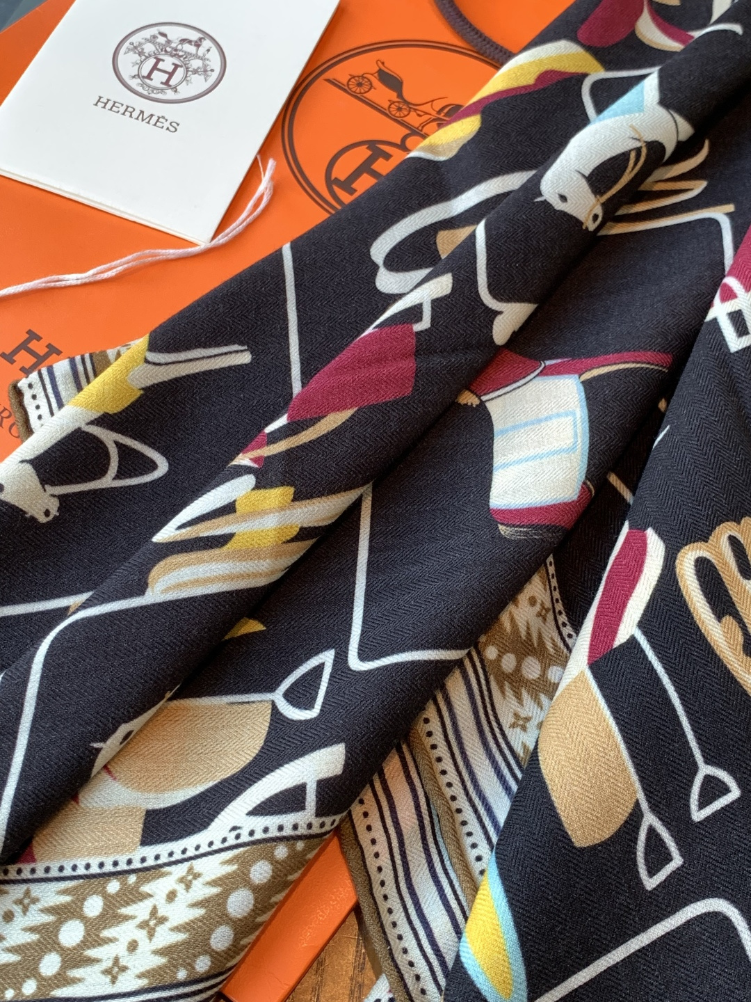 ✨✨【双面同色 丝毛款】H家羊绒新款 买了都说好看‼️推荐💕【骏马披挂 140】羊绒方巾‼️H家ZG爆款