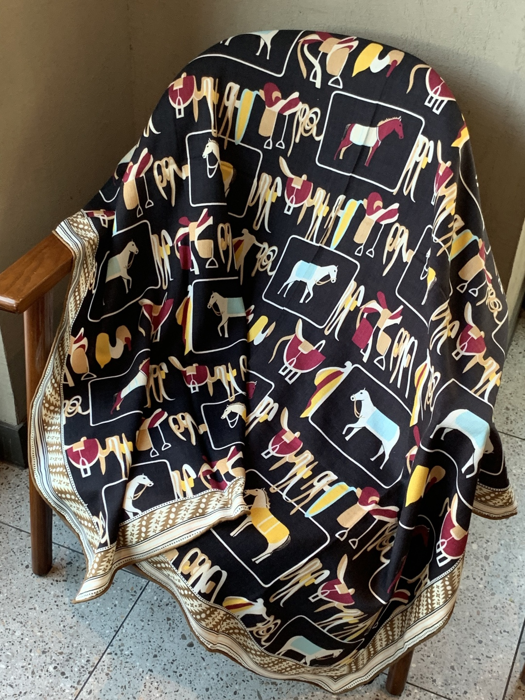 ✨✨【双面同色 丝毛款】H家羊绒新款 买了都说好看‼️推荐💕【骏马披挂 140】羊绒方巾‼️H家ZG爆款