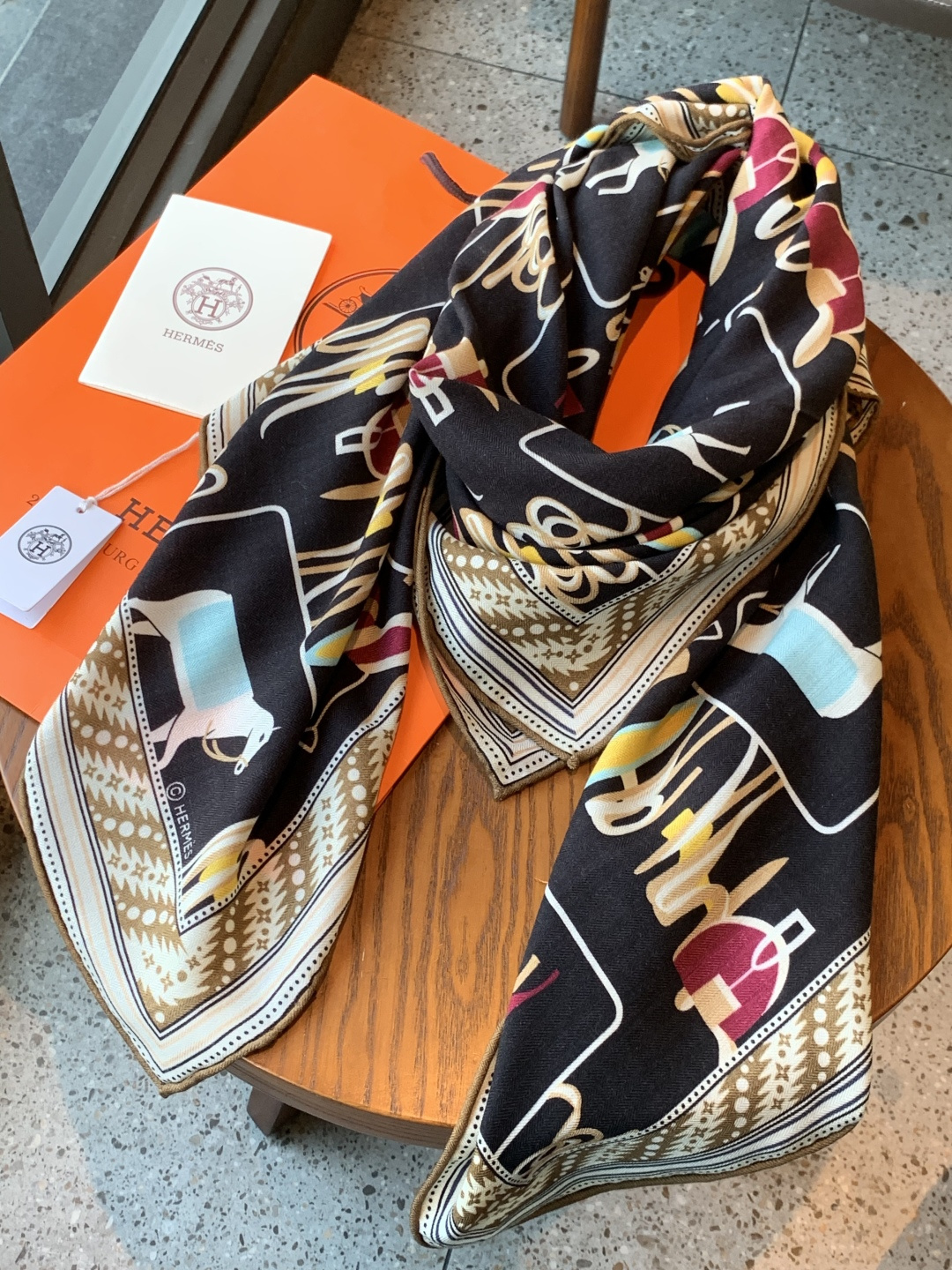 ✨✨【双面同色 丝毛款】H家羊绒新款 买了都说好看‼️推荐💕【骏马披挂 140】羊绒方巾‼️H家ZG爆款