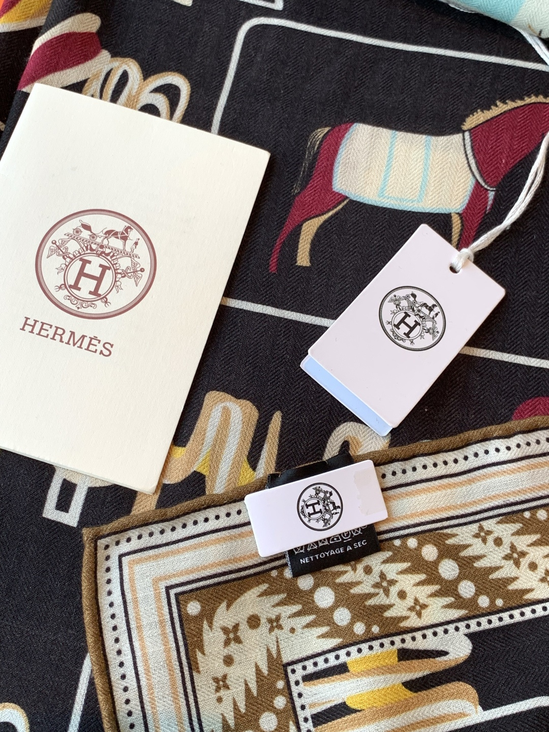 ✨✨【双面同色 丝毛款】H家羊绒新款 买了都说好看‼️推荐💕【骏马披挂 140】羊绒方巾‼️H家ZG爆款