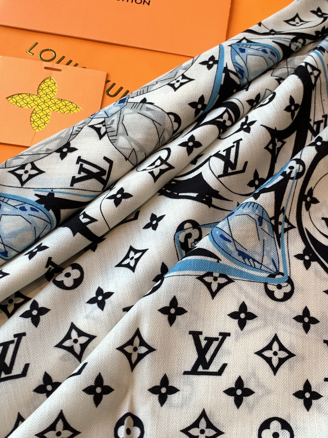 LV x TM 140披肩【140顶级丝绒双面同色披肩】本款LVxTMMonogram Multicol