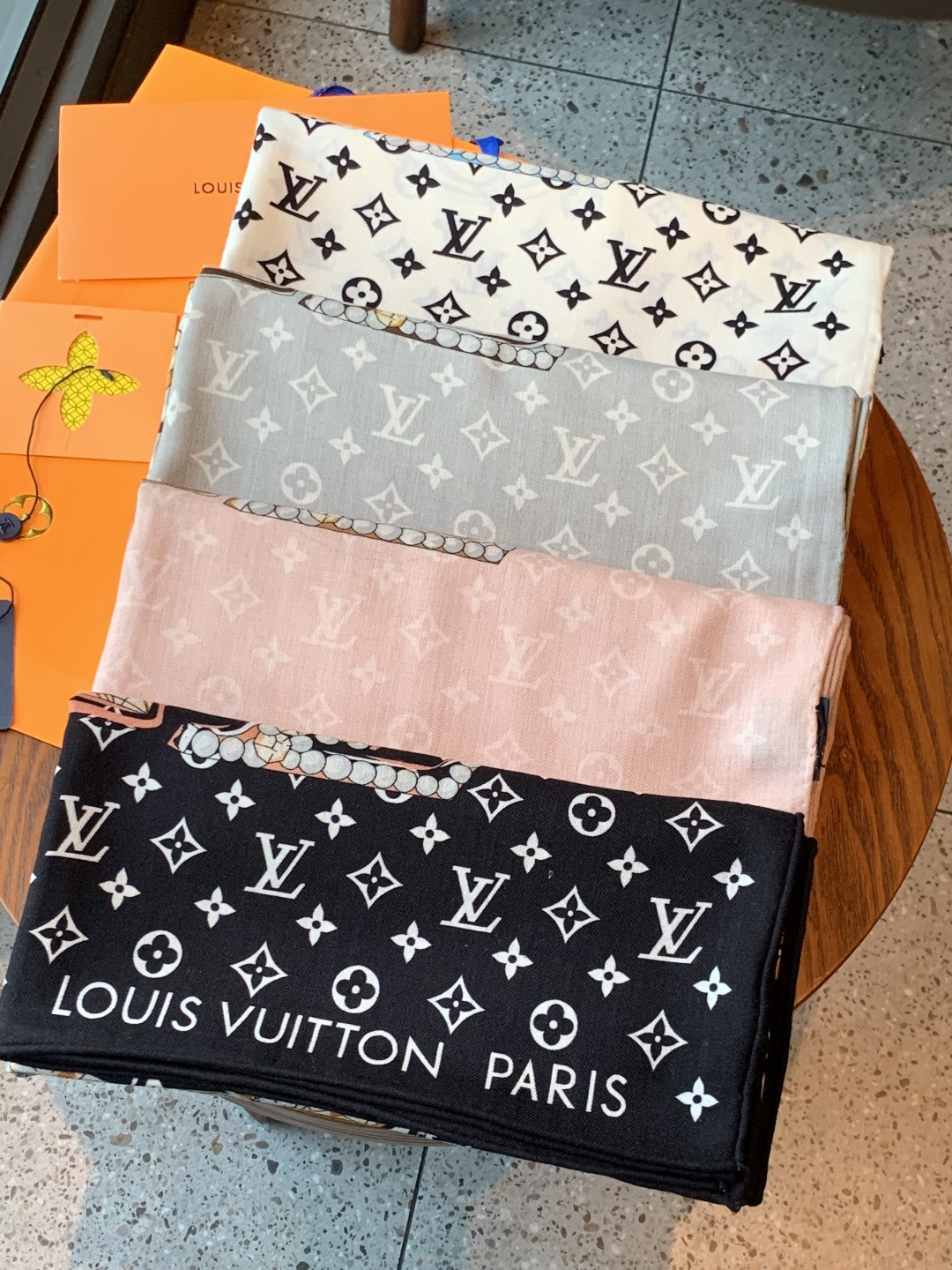 LV x TM 140披肩【140顶级丝绒双面同色披肩】本款LVxTMMonogram Multicol