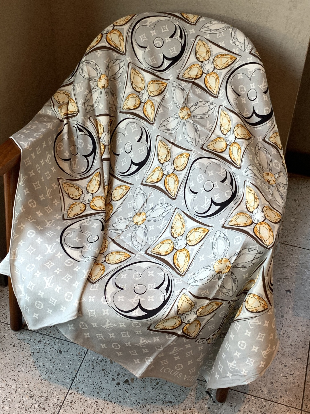 LV x TM 140披肩【140顶级丝绒双面同色披肩】本款LVxTMMonogram Multicol