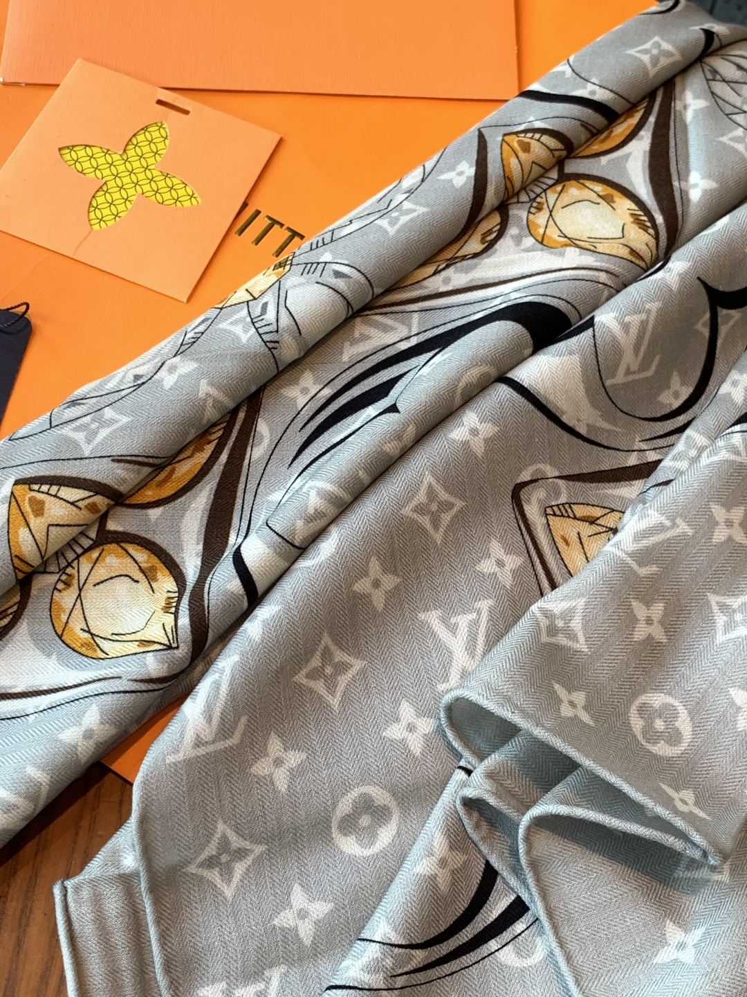 LV x TM 140披肩【140顶级丝绒双面同色披肩】本款LVxTMMonogram Multicol