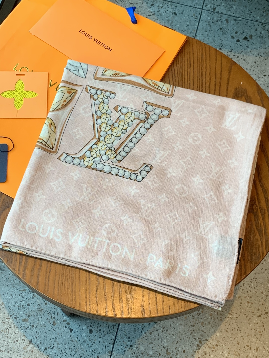 LV x TM 140披肩【140顶级丝绒双面同色披肩】本款LVxTMMonogram Multicol