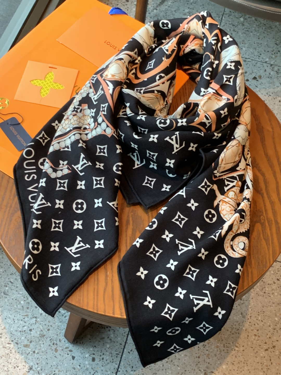 LV x TM 140披肩【140顶级丝绒双面同色披肩】本款LVxTMMonogram Multicol