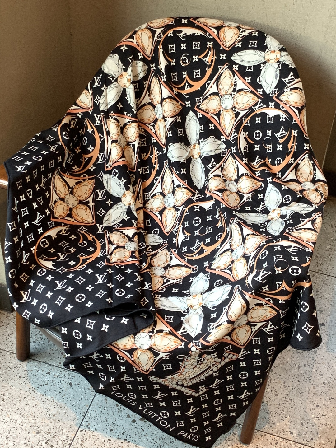 LV x TM 140披肩【140顶级丝绒双面同色披肩】本款LVxTMMonogram Multicol