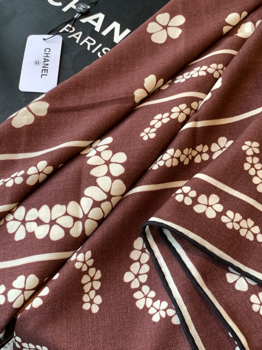 2025秋冬高级成衣系列～Chanel 【140双面同色丝绒披肩】此系列谱写一曲自由轻灵的赞歌本系列作品