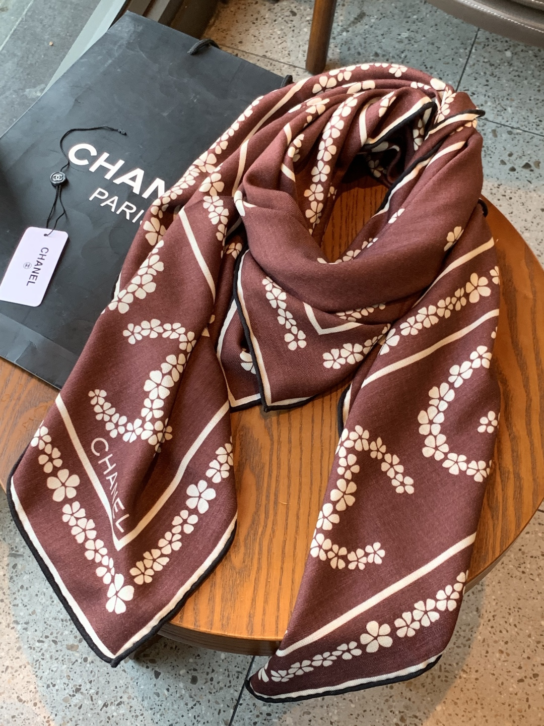 2025秋冬高级成衣系列～Chanel 【140双面同色丝绒披肩】此系列谱写一曲自由轻灵的赞歌本系列作品