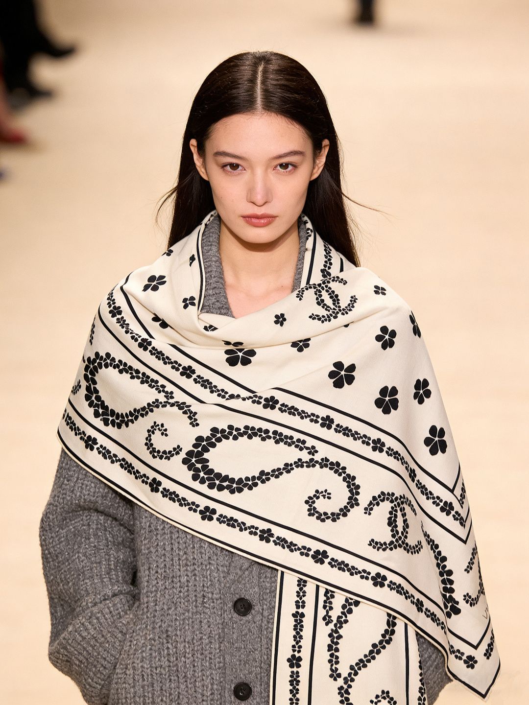 2025秋冬高级成衣系列～Chanel 【140双面同色丝绒披肩】此系列谱写一曲自由轻灵的赞歌本系列作品