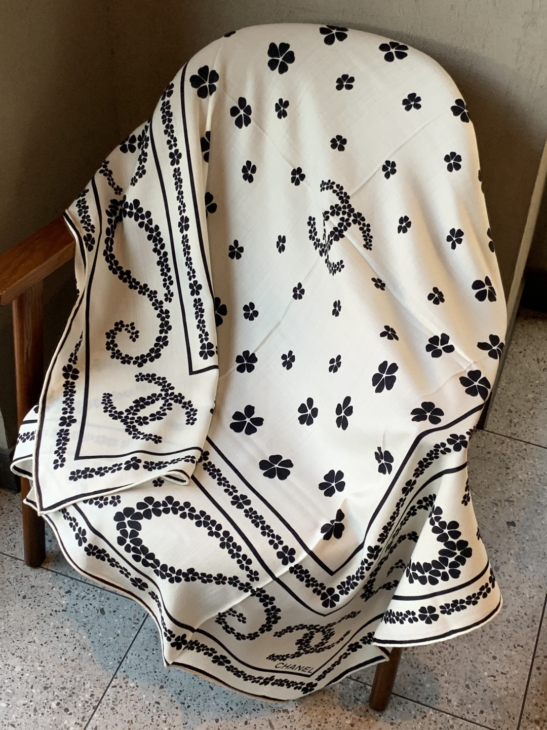 2025秋冬高级成衣系列～Chanel 【140双面同色丝绒披肩】此系列谱写一曲自由轻灵的赞歌本系列作品