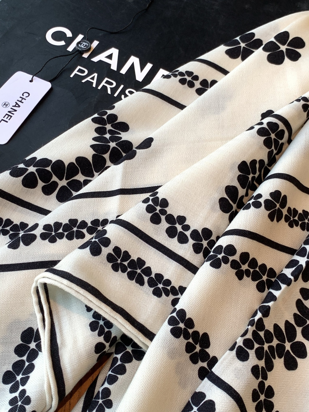 2025秋冬高级成衣系列～Chanel 【140双面同色丝绒披肩】此系列谱写一曲自由轻灵的赞歌本系列作品