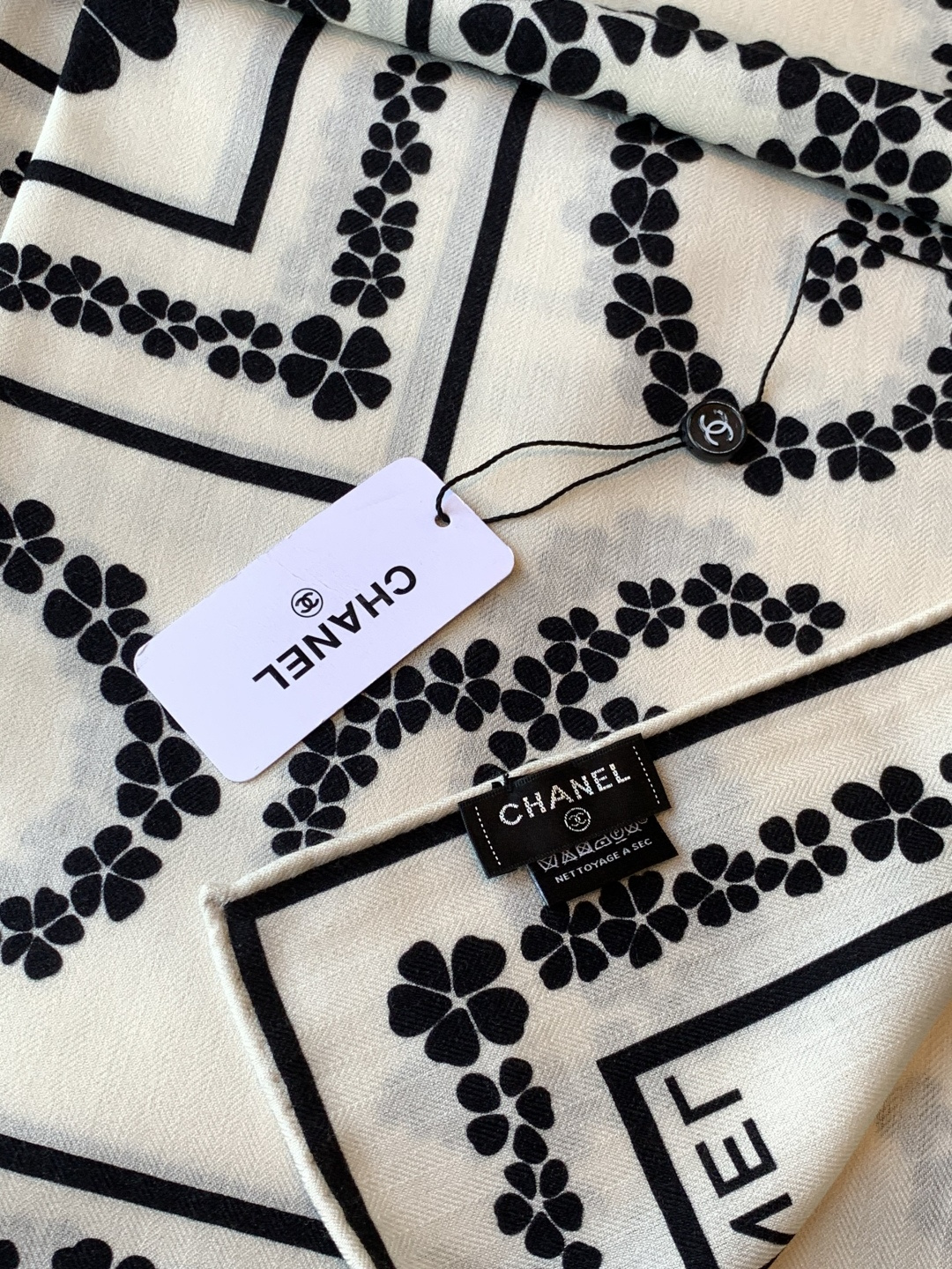 2025秋冬高级成衣系列～Chanel 【140双面同色丝绒披肩】此系列谱写一曲自由轻灵的赞歌本系列作品