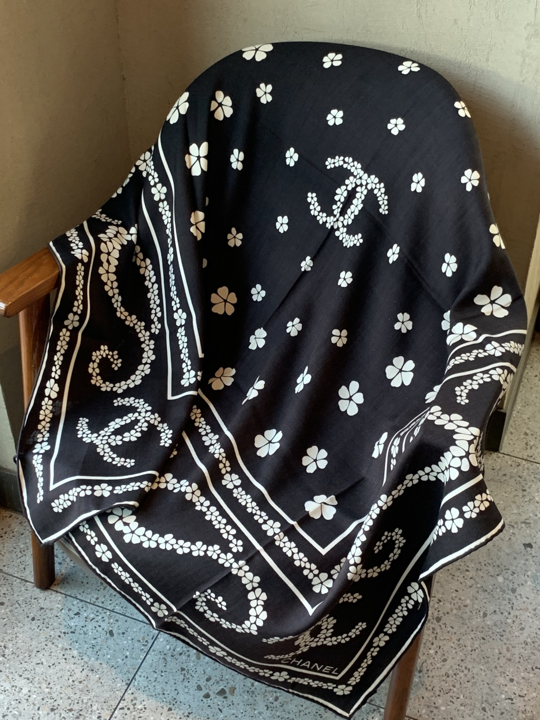 2025秋冬高级成衣系列～Chanel 【140双面同色丝绒披肩】此系列谱写一曲自由轻灵的赞歌本系列作品