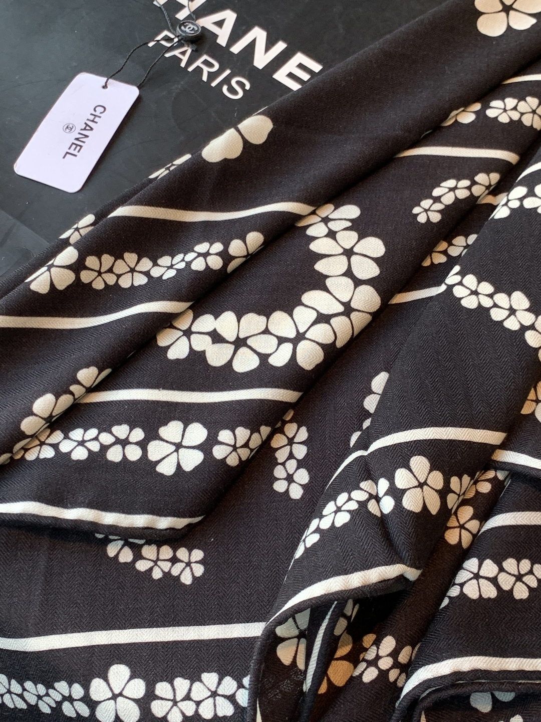 2025秋冬高级成衣系列～Chanel 【140双面同色丝绒披肩】此系列谱写一曲自由轻灵的赞歌本系列作品